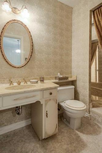 2808 South Parkside Drive South, Lethbridge, AB - Indoor Photo Showing Bathroom