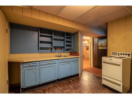 2808 South Parkside Drive South, Lethbridge, AB - Indoor Photo Showing Kitchen