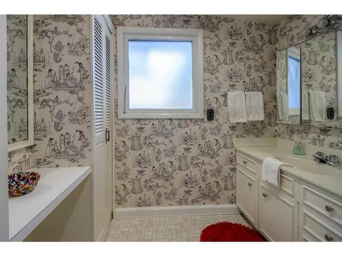 2808 South Parkside Drive South, Lethbridge, AB - Indoor Photo Showing Bathroom