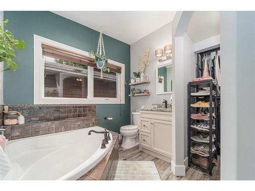 1232 12 Avenue South, Lethbridge, AB - Indoor Photo Showing Bathroom