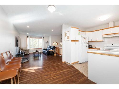 112 Mt Blakiston Road West, Lethbridge, AB - Indoor Photo Showing Kitchen