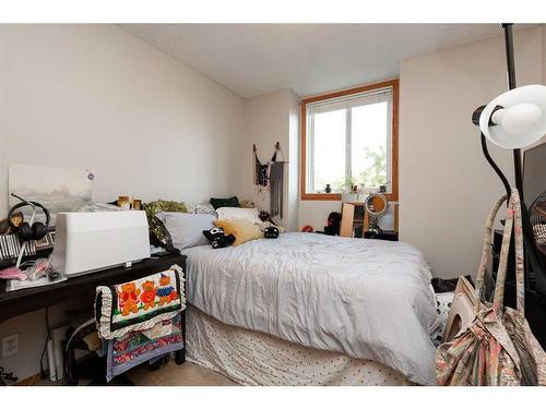 112 Mt Blakiston Road West, Lethbridge, AB - Indoor Photo Showing Bedroom