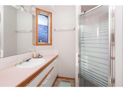 112 Mt Blakiston Road West, Lethbridge, AB - Indoor Photo Showing Bathroom