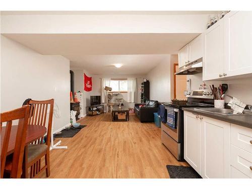 112 Mt Blakiston Road West, Lethbridge, AB - Indoor Photo Showing Kitchen