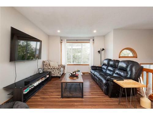 112 Mt Blakiston Road West, Lethbridge, AB - Indoor Photo Showing Living Room