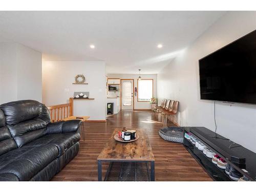 112 Mt Blakiston Road West, Lethbridge, AB - Indoor Photo Showing Living Room