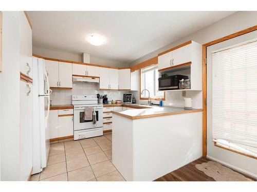 112 Mt Blakiston Road West, Lethbridge, AB - Indoor Photo Showing Kitchen