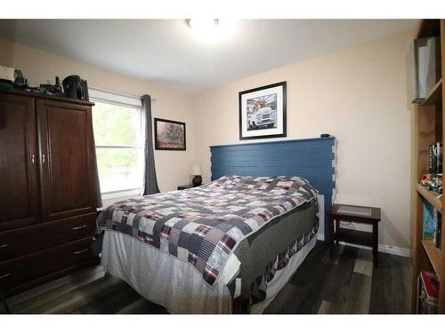 922 11 Street South, Lethbridge, AB - Indoor Photo Showing Bedroom