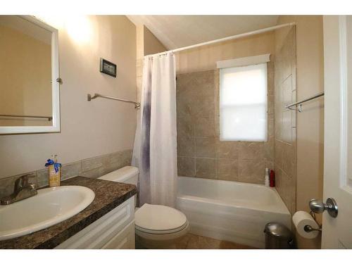 922 11 Street South, Lethbridge, AB - Indoor Photo Showing Bathroom