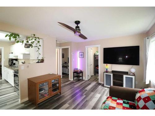 922 11 Street South, Lethbridge, AB - Indoor Photo Showing Living Room