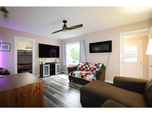 922 11 Street South, Lethbridge, AB - Indoor Photo Showing Living Room