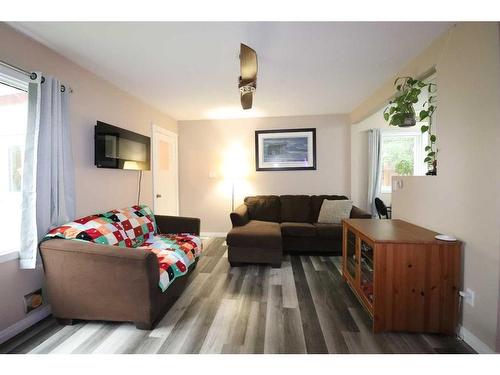 922 11 Street South, Lethbridge, AB - Indoor Photo Showing Living Room