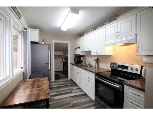 922 11 Street South, Lethbridge, AB - Indoor Photo Showing Kitchen With Double Sink