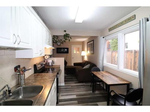 922 11 Street South, Lethbridge, AB - Indoor Photo Showing Kitchen With Double Sink