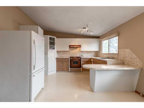 2109 26 Street South, Lethbridge, AB - Indoor Photo Showing Kitchen