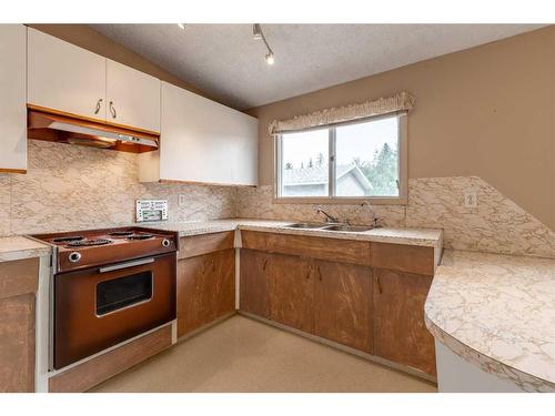 2109 26 Street South, Lethbridge, AB - Indoor Photo Showing Kitchen With Double Sink