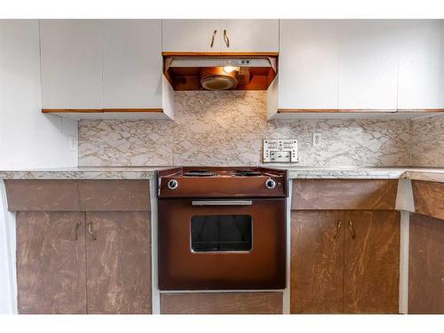 2109 26 Street South, Lethbridge, AB - Indoor Photo Showing Kitchen