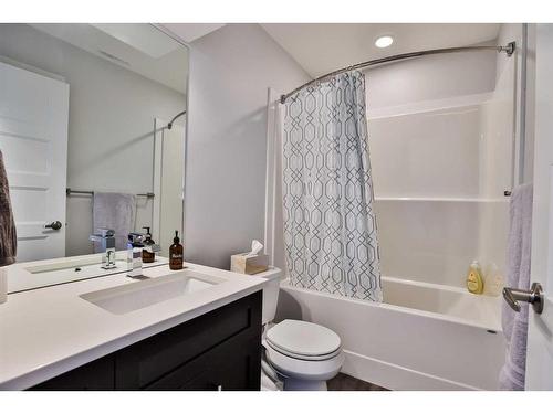 761 Atlantic Cove West, Lethbridge, AB - Indoor Photo Showing Bathroom