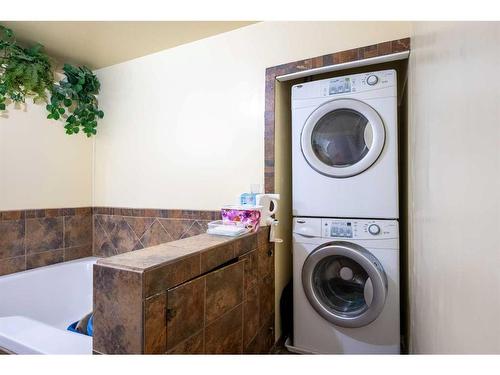 2007 15 Street, Coaldale, AB - Indoor Photo Showing Laundry Room