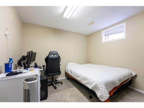 2007 15 Street, Coaldale, AB - Indoor Photo Showing Bedroom