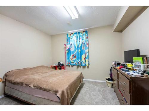 2007 15 Street, Coaldale, AB - Indoor Photo Showing Bedroom