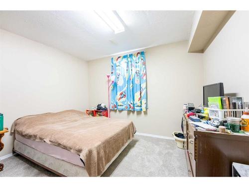 2007 15 Street, Coaldale, AB - Indoor Photo Showing Bedroom