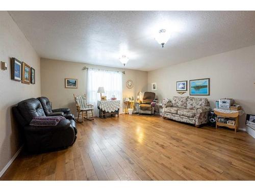 2007 15 Street, Coaldale, AB - Indoor Photo Showing Living Room