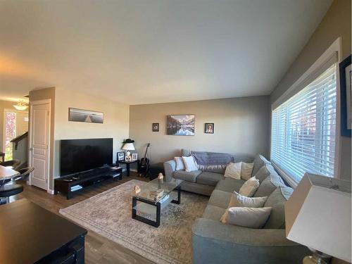 797 Silkstone Close West, Lethbridge, AB - Indoor Photo Showing Living Room