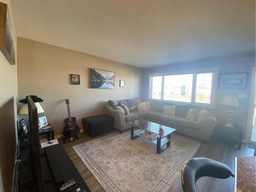 797 Silkstone Close West, Lethbridge, AB - Indoor Photo Showing Living Room