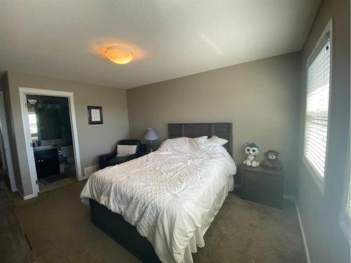 797 Silkstone Close West, Lethbridge, AB - Indoor Photo Showing Bedroom