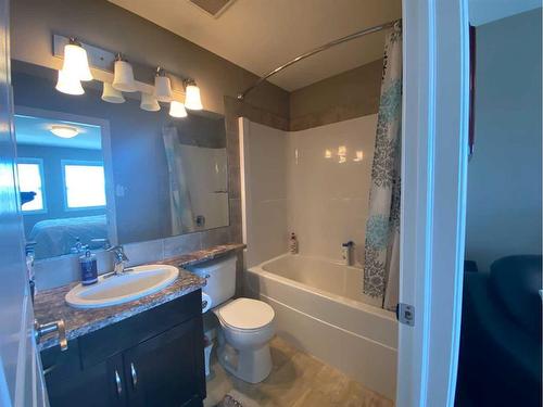 797 Silkstone Close West, Lethbridge, AB - Indoor Photo Showing Bathroom