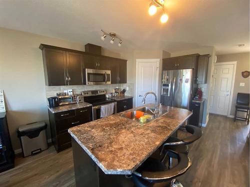 797 Silkstone Close West, Lethbridge, AB - Indoor Photo Showing Kitchen With Double Sink With Upgraded Kitchen