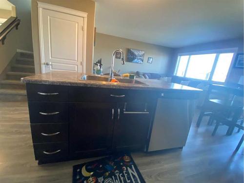 797 Silkstone Close West, Lethbridge, AB - Indoor Photo Showing Kitchen With Double Sink