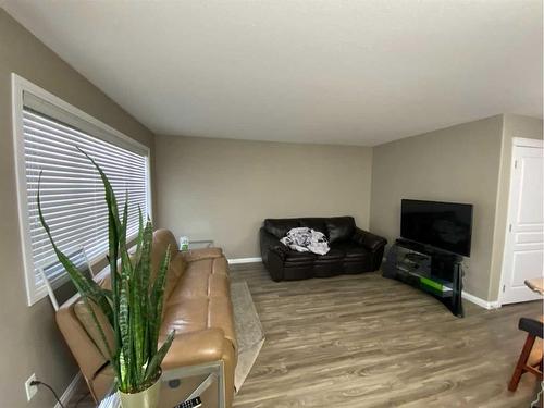 799 Silkstone Close West, Lethbridge, AB - Indoor Photo Showing Living Room