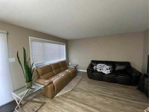 799 Silkstone Close West, Lethbridge, AB - Indoor Photo Showing Living Room