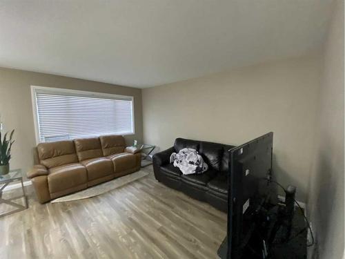 799 Silkstone Close West, Lethbridge, AB - Indoor Photo Showing Living Room