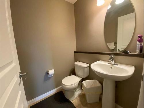 799 Silkstone Close West, Lethbridge, AB - Indoor Photo Showing Bathroom