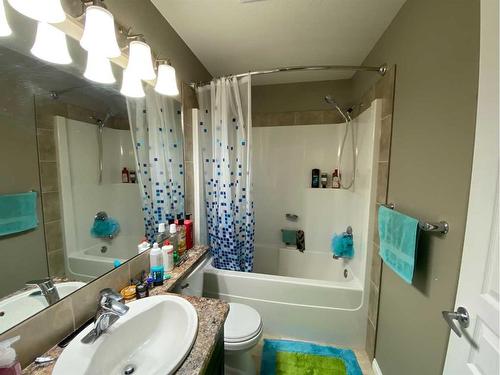 799 Silkstone Close West, Lethbridge, AB - Indoor Photo Showing Bathroom