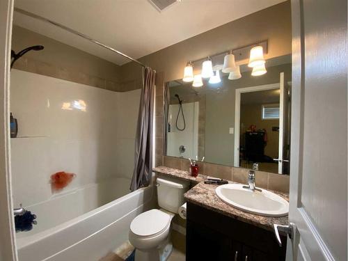 799 Silkstone Close West, Lethbridge, AB - Indoor Photo Showing Bathroom