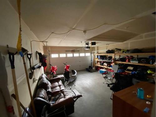 799 Silkstone Close West, Lethbridge, AB - Indoor Photo Showing Garage