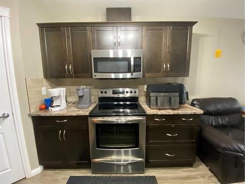 799 Silkstone Close West, Lethbridge, AB - Indoor Photo Showing Kitchen