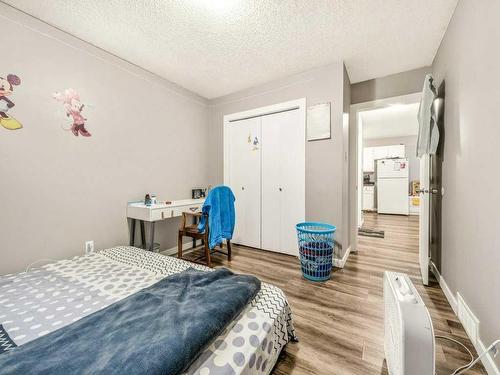 119 Cayuga Crescent West, Lethbridge, AB - Indoor Photo Showing Bedroom