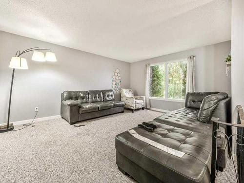 119 Cayuga Crescent West, Lethbridge, AB - Indoor Photo Showing Bedroom