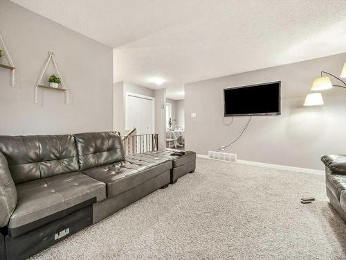 119 Cayuga Crescent West, Lethbridge, AB - Indoor Photo Showing Living Room