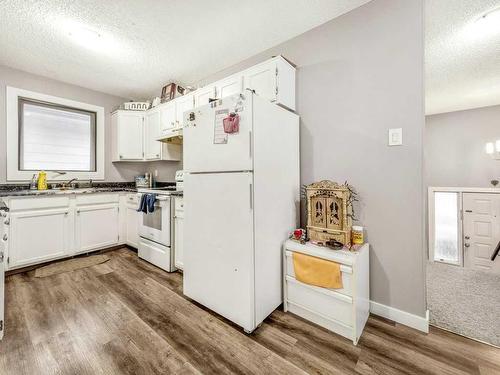 119 Cayuga Crescent West, Lethbridge, AB - Indoor Photo Showing Kitchen