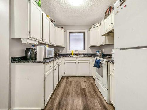 119 Cayuga Crescent West, Lethbridge, AB - Indoor Photo Showing Kitchen