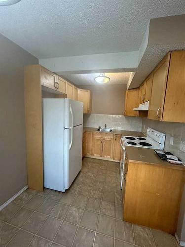 21-1915 18 Avenue North, Lethbridge, AB - Indoor Photo Showing Kitchen