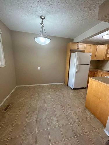 21-1915 18 Avenue North, Lethbridge, AB - Indoor Photo Showing Kitchen