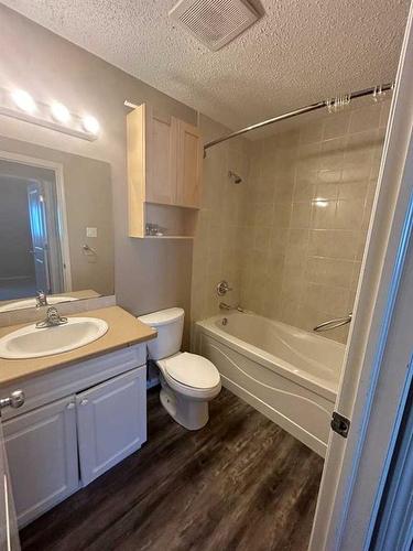 21-1915 18 Avenue North, Lethbridge, AB - Indoor Photo Showing Bathroom