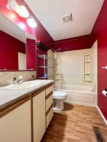 1829 7 Avenue North, Lethbridge, AB - Indoor Photo Showing Bathroom